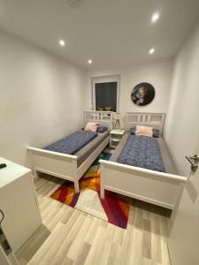 1 Schlafzimmer mit 2 Betten und einem Fenster in der Unterkunft Schön, praktisch & zentrale Lage in Bergrheinfeld