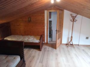 una camera con un letto in una stanza con pavimenti in legno di Shangri-La a Villar Pellice