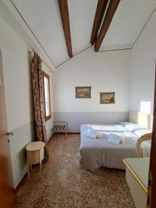 Locanda Ca' Formosa في البندقية: غرفة نوم بسريرين في غرفة بيضاء