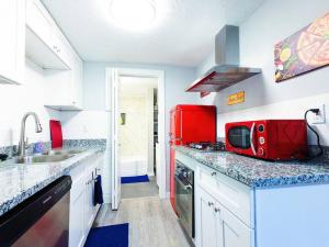 una cocina con microondas rojo en una encimera en Elegant Studio Montrose-Amalfi @ The ItalianPlaza, en Houston