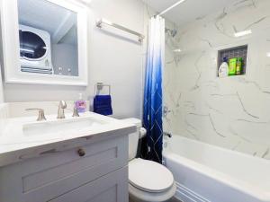 uma casa de banho com um lavatório, um WC e um chuveiro em Elegant Studio Montrose-Amalfi @ The ItalianPlaza em Houston