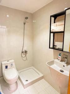 a bathroom with a toilet and a sink at ام ريزيدنس M Residence in Abha