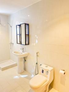 a bathroom with a toilet and a sink at ام ريزيدنس M Residence in Abha