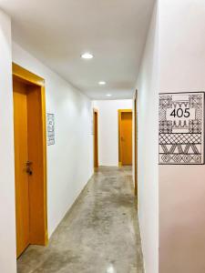 un corridoio vuoto con un cartello sul muro di ام ريزيدنس M Residence a Abha