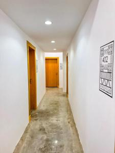 un corridoio vuoto con un corridoio che conduce a due porte di ام ريزيدنس M Residence a Abha