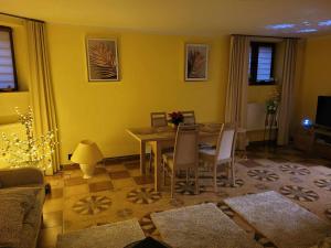 salon ze stołem jadalnym i krzesłami w obiekcie Apartament Charzykowy ''Biała Flaga'' w Charzykowach