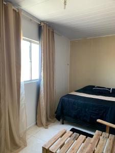 um quarto com uma cama e uma janela em Flat Completo- Apartamento. em Piranhas