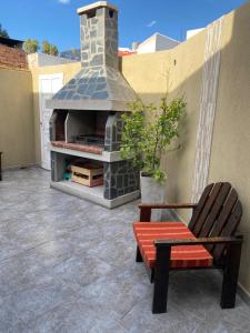 patio con chimenea, banco y fogones en Loft Avis en San Luis
