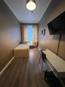 ein Schlafzimmer mit einem Bett und einem Schreibtisch in einem Zimmer in der Unterkunft Arsi Hostel in Hamburg