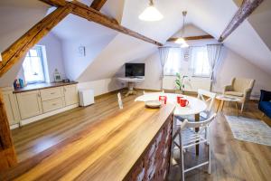 a kitchen and living room with a table and chairs at Apartament Przytulny 3 km od Wadowic in Chocznia