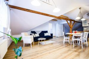 uma sala de estar com um sofá azul e uma mesa em Apartament Przytulny 3 km od Wadowic em Chocznia