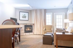 sala de estar con chimenea y sofá en Horseshoe Valley Suites - The Azure, en Shanty Bay