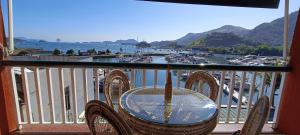 アングラ・ドス・レイスにあるPiratas Residenceの港の景色を望むバルコニー(テーブル付)