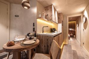 a kitchen and dining room with a table and chairs at WABISABI SUITES - MÉRO in Cannes