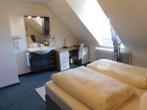 菲林根－施文寧根的住宿－羅茅斯酒店，浴室设有两张床、一个水槽和镜子