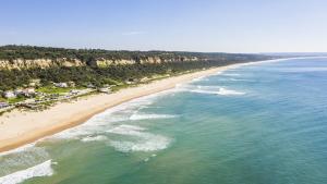 eine Luftansicht auf einen Strand mit dem Meer in der Unterkunft Villa Beija Flor in Charneca