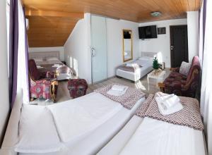 Rúm í herbergi á Guest House Ćiro