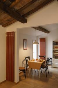 ein Esszimmer mit einem Tisch und Stühlen in der Unterkunft CasaMancio, loft in heart of medieval Tuscan city in Pistoia