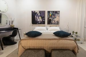 1 dormitorio con 1 cama con 2 almohadas en La Chimera Luxury Home en Taranto