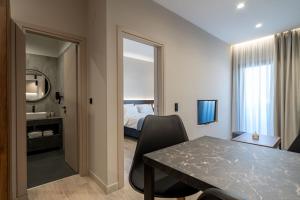 een kamer met een eettafel en een slaapkamer bij d Suites and Apartments in Ioannina