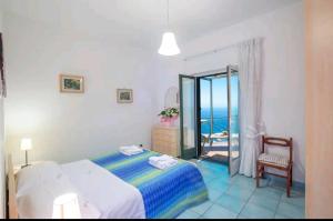 Ένα ή περισσότερα κρεβάτια σε δωμάτιο στο Casa L'incanto in Amalfi Coast con terrazza vista mare
