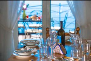 - une table avec des verres et une bouteille de vin dans l'établissement Casa L'incanto in Amalfi Coast con terrazza vista mare, à Furore