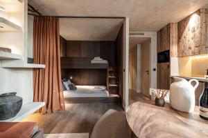 - une chambre avec un lit dans l'établissement WABISABI SUITES - MÉRO, à Cannes