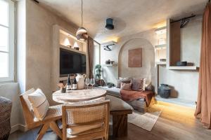 TV a/nebo společenská místnost v ubytování WABISABI SUITES - MÉRO