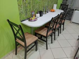 Fotografie z fotogalerie ubytování APARTAMENT VENGE -CAŁE MIESZKANIE 46m2 NA WYŁĄCZNOŚĆ - Z JEDNĄ SYPIALNIĄ I JEDNYM SYPIALNO-SALONEM -3 PIĘTRO BEZ WINDY- REZERWACJA BEZ KARTY KREDYTOWEJ-KLIMATYZACJA-NETFLIX-2 ŁÓŻECZKA DZIECIĘCE- BEZPŁATNY PARKING PUBLICZNY ve Vratislavi