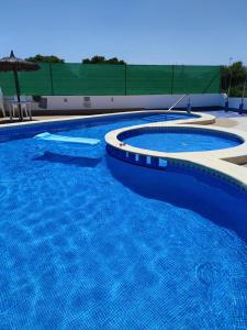 2 piscinas de agua azul en una piscina en A room with a Sun view B&B, en Orihuela