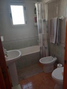 y baño con lavabo, bañera y aseo. en A room with a Sun view B&B, en Orihuela