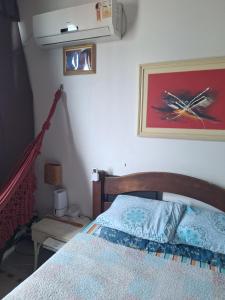 Cama o camas de una habitación en Virada em 2024 Salvador Quarto charmoso em Salvador