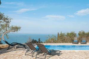 The swimming pool at or close to Villa Aloni