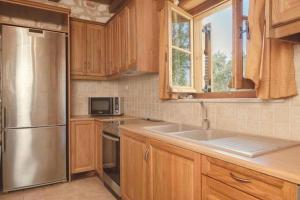 A kitchen or kitchenette at Villa Aloni