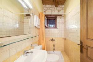A bathroom at Villa Aloni