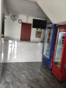 una máquina de coca cola junto a una tienda de refrescos en HOTEL KIRPAS, en Villavicencio