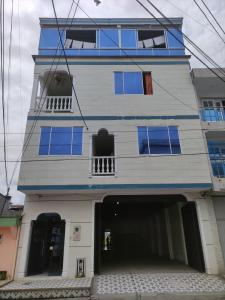 un edificio alto con finestre blu e un garage di HOTEL KIRPAS a Villavicencio