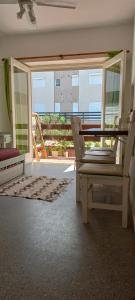 un soggiorno con sedia e una grande finestra di Tritones Playa a Pinamar
