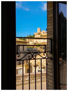 uma vista da cidade a partir de uma janela em Da Titti Appartamento Assisi em Assis