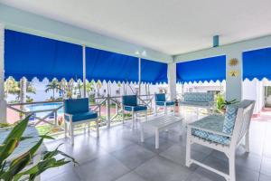 Bazén v ubytování Idyllic Beachfront Condo nebo v jeho okolí