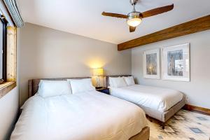 - une chambre avec 2 lits et un ventilateur de plafond dans l'établissement Eagle Vail Mountain Retreat, à Avon