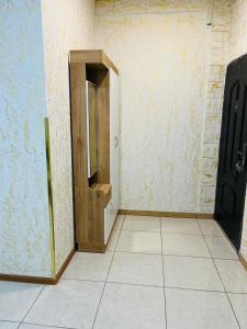 Habitación vacía con puerta y suelo de baldosa en Cosy Ijevan, en Ijevan