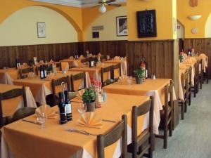 Restaurace v ubytování Hotel Fontanella + 24 fotografií