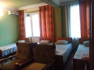 Habitación con 2 camas, sofá y silla en HOTEL - SHORENA en Ureki