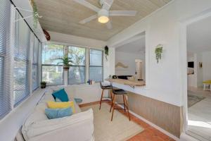 Gambar di galeri bagi Enchanting 2BR/1BA Casita 2 blocks to Beach di Deerfield Beach