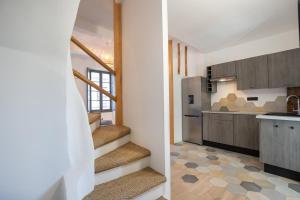 eine Küche mit Treppe und eine Küche mit Kühlschrank in der Unterkunft Le Duplex - Hypercentre - Wifi in Carpentras
