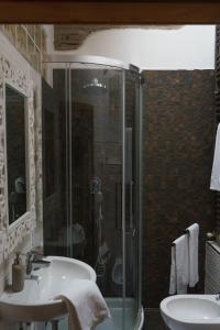 y baño con ducha y lavamanos. en CasaMancio, loft in heart of medieval Tuscan city, en Pistoia