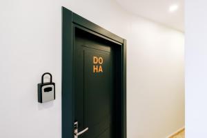 een groene deur met een bord waarop staat doha bij Studio Flat 6 min to Yedikule Fortress in Fatih in Istanbul
