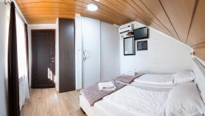 Rúm í herbergi á Guest House Ćiro