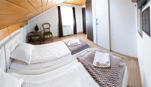 Rúm í herbergi á Guest House Ćiro